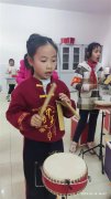 新洲七旬老人免费为小学生上非遗课