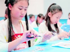 桂林：古代簪花技艺走进中华小学课堂