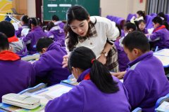 定海区小学数学8学时培训在檀枫小学教育集团檀枫校区举行