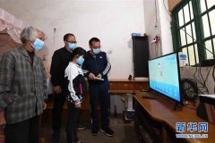 保障“空中课堂”覆盖贫困家庭学生