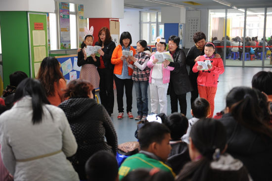 学校书香广场 “读书节系列活动— —亲子阅读”