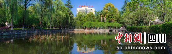 成都理工大学校园。