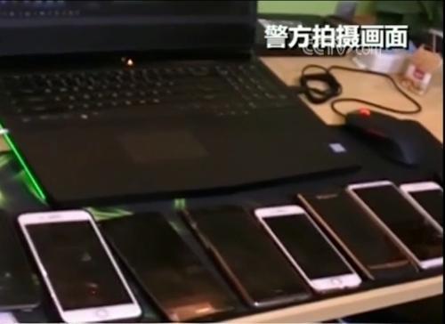 警方查获的直播平台设备和嫌疑人手机。