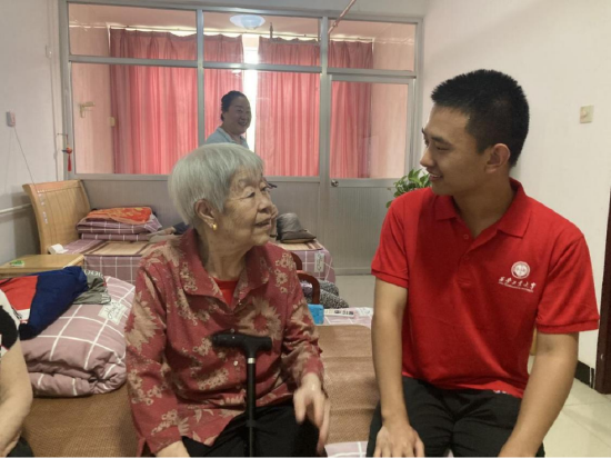 图为教育行动团成员与老人交流。