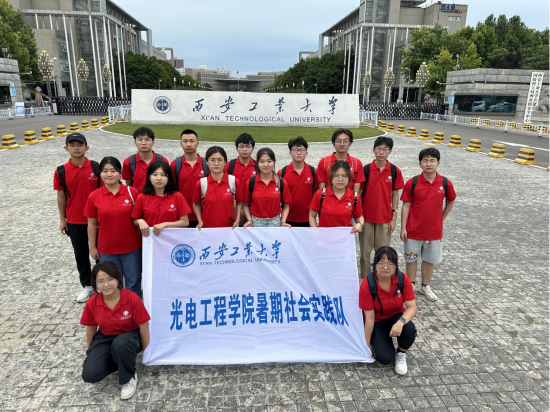 图为教育行动团准备出发前往社会实践地陕西省渭南市富平县。