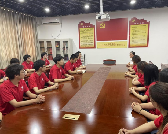图为富平县老年公寓负责人为教育行动团介绍老年公寓情况。
