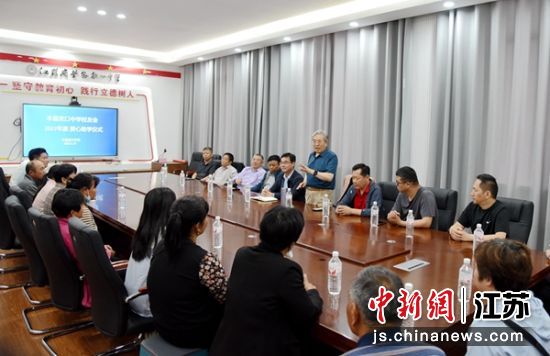 欢中校友代表与受助学子家长一起座谈。 朱志庚 摄