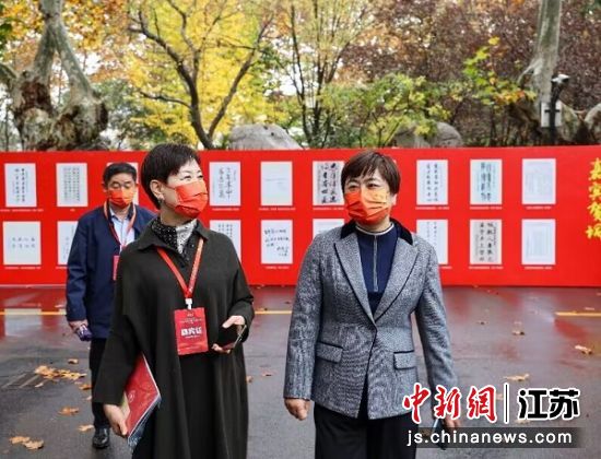 参会嘉宾参观美丽校园。沭阳县委宣传部供图