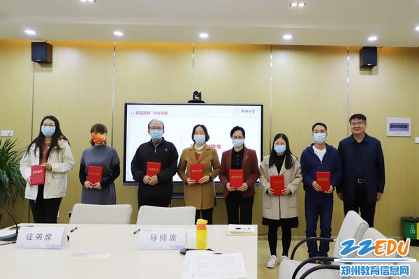 图片22：为导师代表颁发聘书