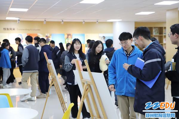 图片9：同学们为喜欢的节目和作品设计投票