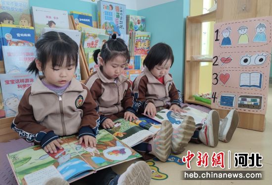 图为东光县第三幼儿园孩子们在图书室读绘本。 吴红稳