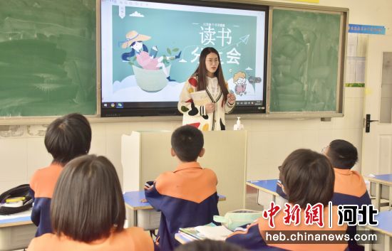 图为东光县第三中学组织开展好书分享主题班会。 赵纯杰
