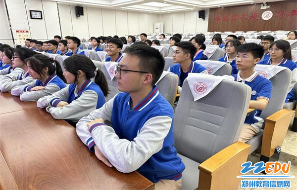 4同学们认真听讲