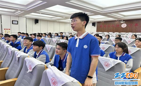 3学生与老师积极互动 