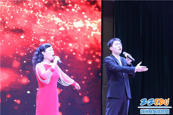 12、温冰老师和学生党佳成献唱歌曲《追寻》