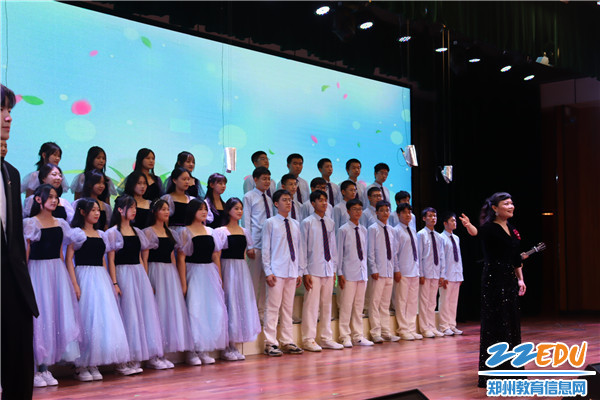 9、学生合唱《花开忘忧》