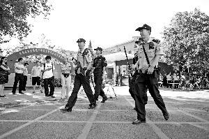 西城警方武装处突车组驻守北京师范大学附属实验中学考点。北京晨报记者 郝笑天/摄