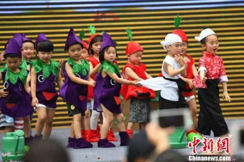 小孩子乔装打扮成老人形象。　张浪 摄