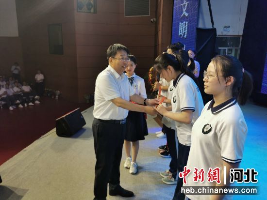 衡水中学党委副书记、校长王建勇为学生颁发毕业证。 王鹏