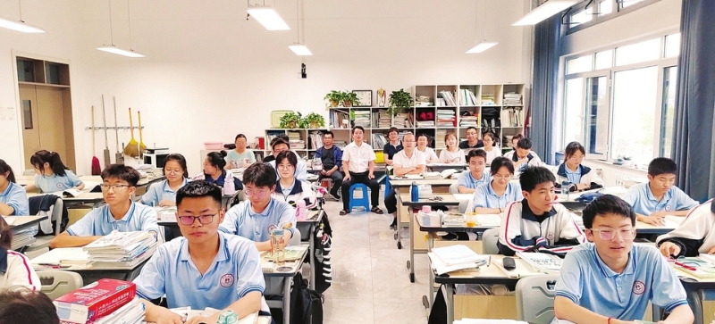 贺昌中学高二年级组开展听评课活动。