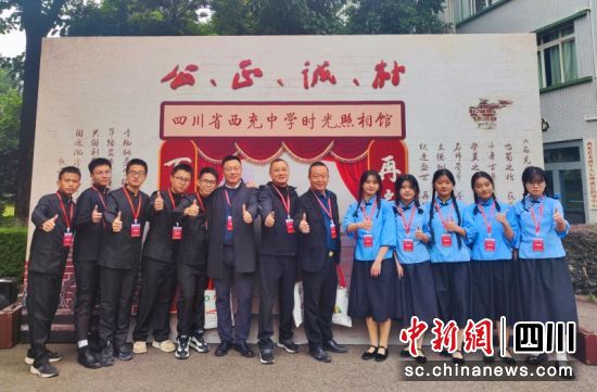 校友正在合影。衡欢 摄