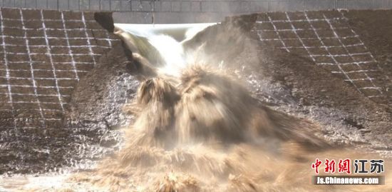 水库大坝安全保障技术研究，开展世界最高实体坝（坝高9.7m）溃坝现场试验。南京水利科学研究院供图