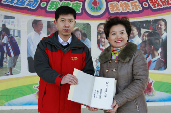 2013年11月25日，温总理委托人民教育出版社向十八里店小学赠《温家宝谈教育》一书