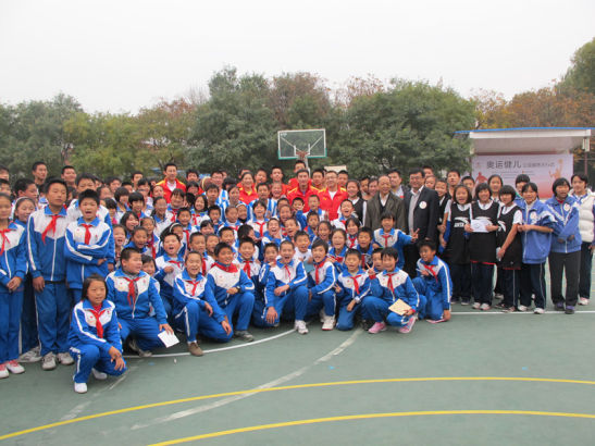2011.11奥运健儿来到十八里店小学，北京市体美艺处处长、朝阳区体育局局长冯长林与学生合影