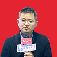 伍小斌东城中学副校长

实行"四备三思"教学模式，每堂课都要经历个人备课、集体备课、个案修改、先听后上四次备课；在先听后上、集体备课、课例研究后进行三次反思。……[详细]