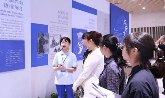  成都博物馆“文翁兴学展厅”担当解说员，解说《天府文脉》