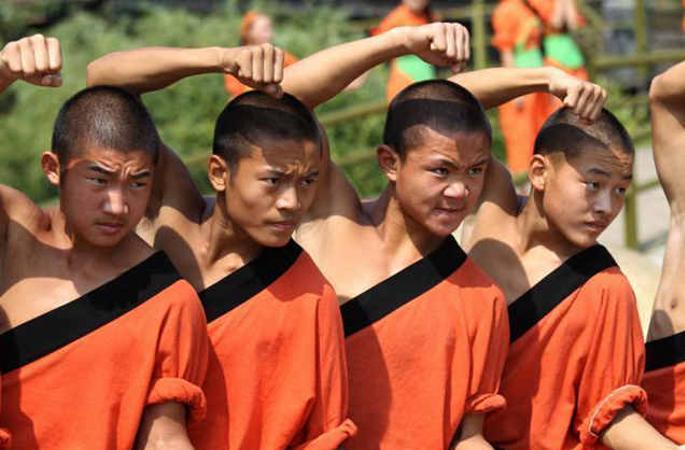 소림 무술 기본기 훈련, 정수리에 생수병 올리고 외발 서기