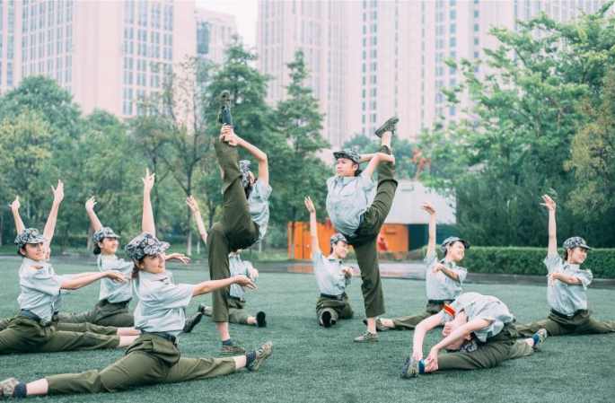 충칭대학교 무용 전공 신입생 군사훈련 중 ‘무용 배틀’