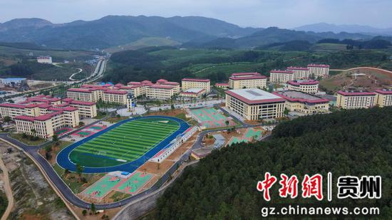 图为航拍黄平县民族中学。黄平融媒供图
