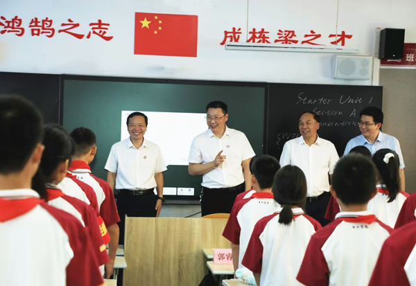 2024年9月，重庆师范大学校领导到附属学校调研指导开学工作。重庆师范大学供图