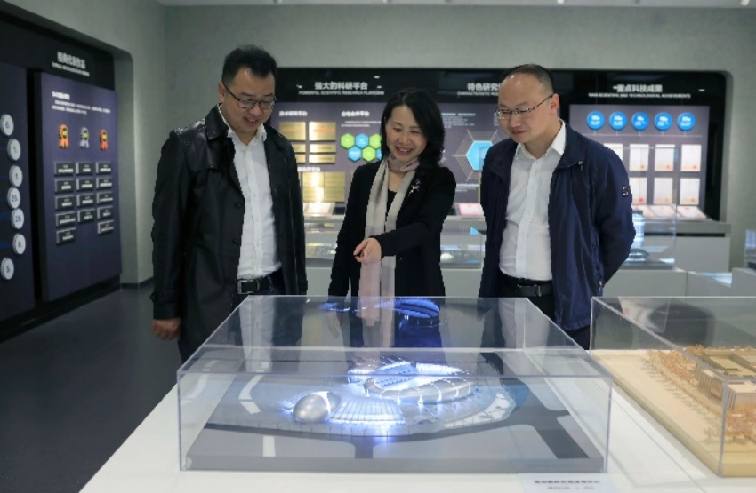 冯远向结构骨干讲解体育建筑。中国建筑西南设计研究院供图