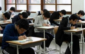 认真学习的中学生