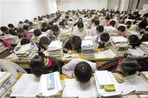 认真学习的中学生
