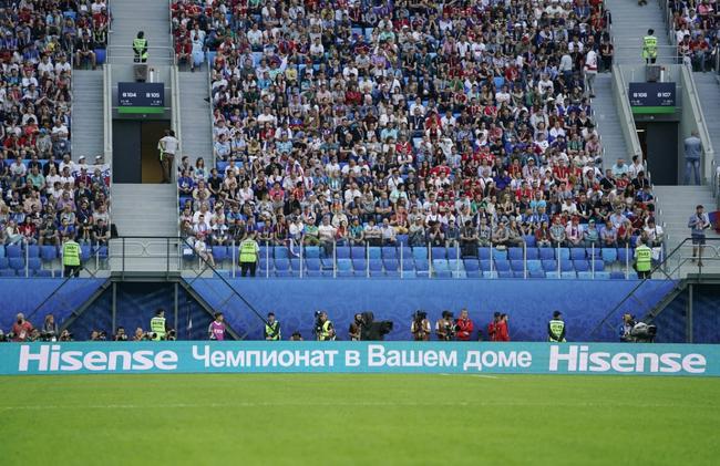 （海信在联合会杯开幕的广告语：“HISENSE - Чемпионат в Вашемдоме.”）